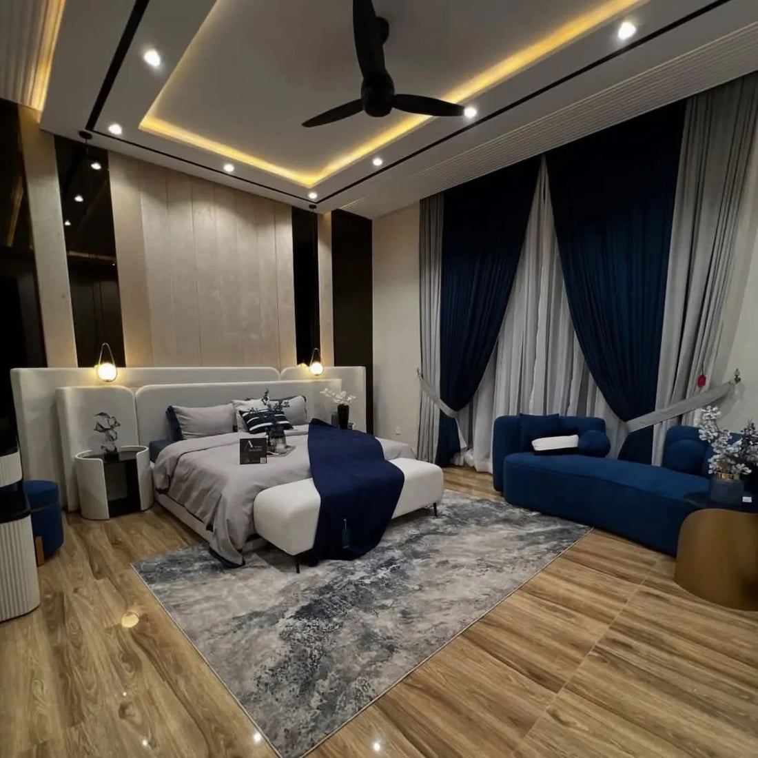 Luxurious 4-Piece Bedroom Set: Bed, 2 Side Tables, Dresser & Mirror - Fully Customizable