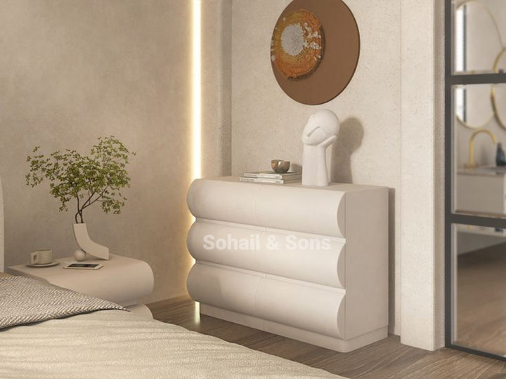 Luxurious 4-Piece Bedroom Set: Bed, 2 Side Tables, Dresser & Mirror - Fully Customizable