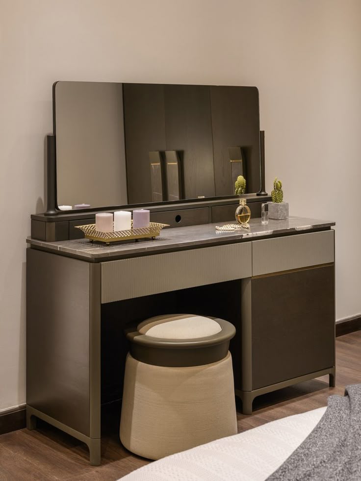 Luxurious 4-Piece Bedroom Set: Bed, 2 Side Tables, Dresser & Mirror - Fully Customizable